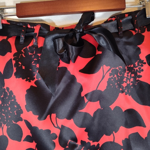 NWOT NOTATIONS SATIN RED & BLACK FLORAL FLARE SKIRT SIZE X-LARGE - Picture 3 of 9